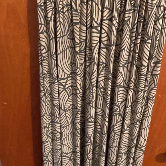 Long Elegant Legs maxi dress.  Deep green print.  Size medium. Worn once - Picture 5 of 10